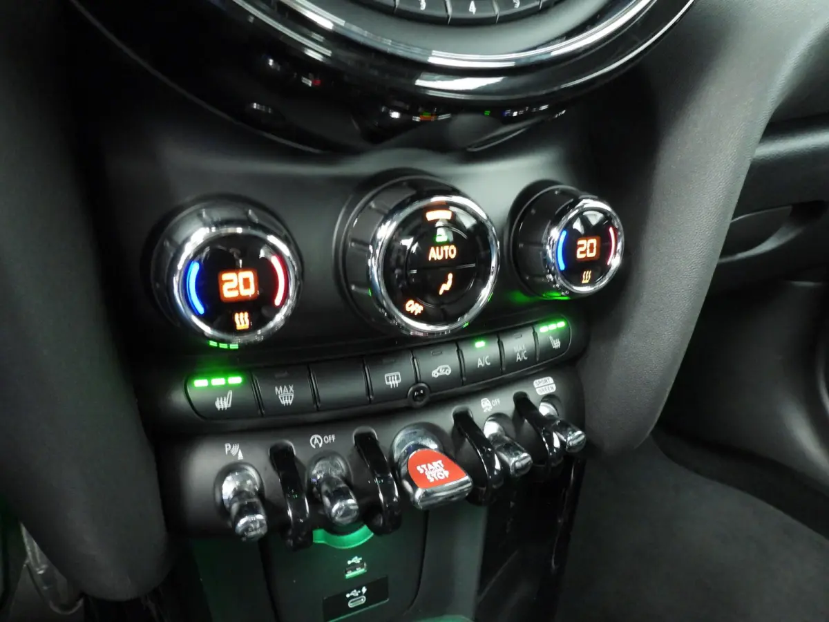 Cooper JCW Uitvoering / Sportstoelen / LED / Harman-KardonPark Assist / Getint glas / Alu wielen 17 inch black