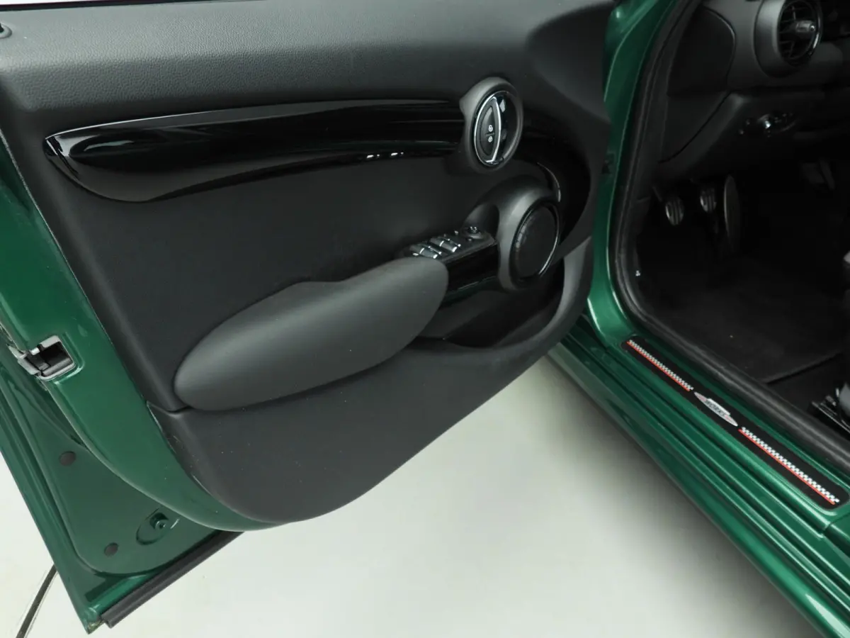 Cooper JCW Uitvoering / Sportstoelen / LED / Harman-KardonPark Assist / Getint glas / Alu wielen 17 inch black