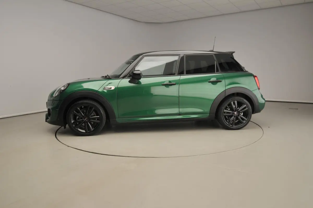 Cooper JCW Uitvoering / Sportstoelen / LED / Harman-KardonPark Assist / Getint glas / Alu wielen 17 inch black