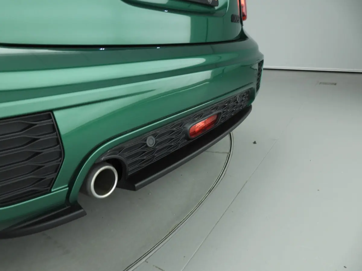 Cooper JCW Uitvoering / Sportstoelen / LED / Harman-KardonPark Assist / Getint glas / Alu wielen 17 inch black