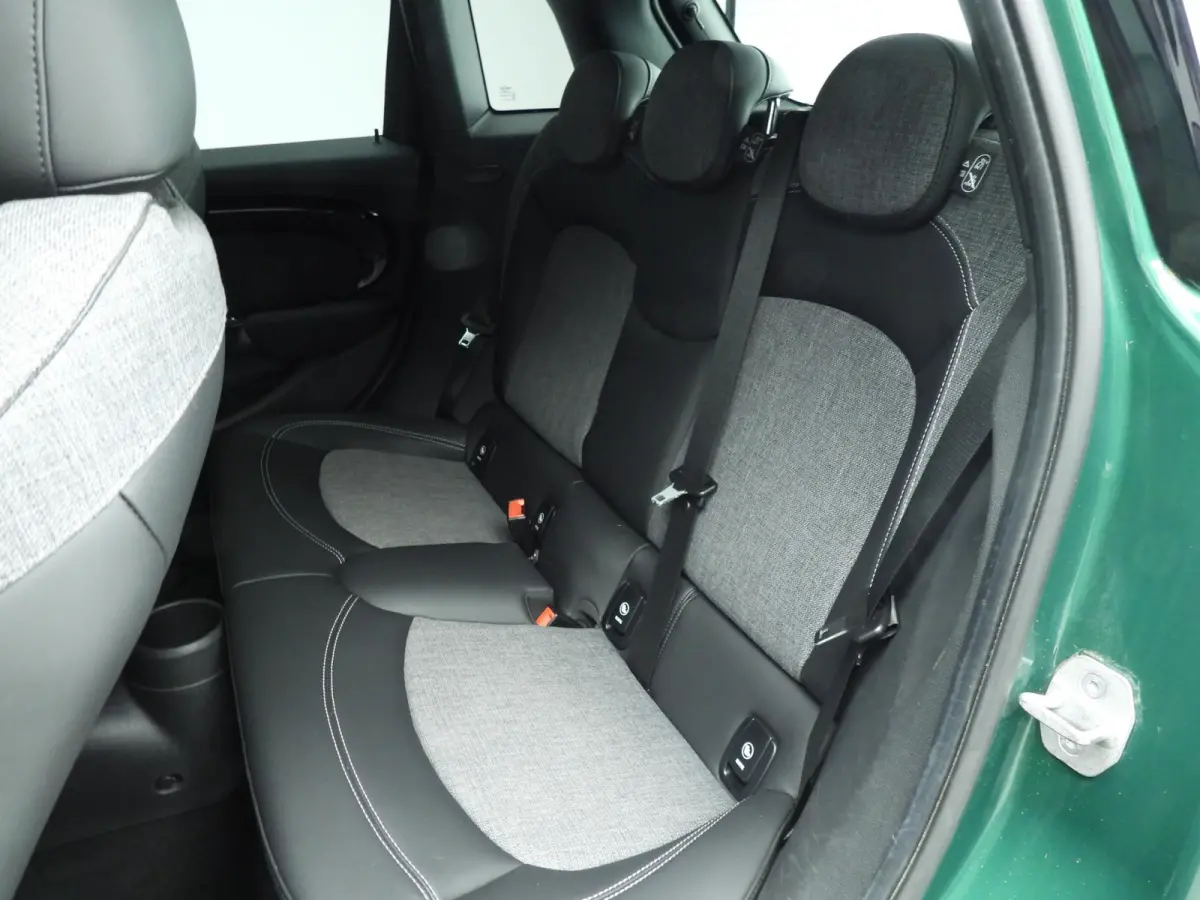 Cooper JCW Uitvoering / Sportstoelen / LED / Harman-KardonPark Assist / Getint glas / Alu wielen 17 inch black