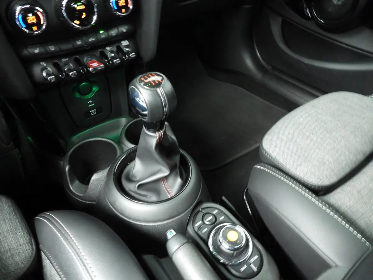 Cooper JCW Uitvoering / Sportstoelen / LED / Harman-KardonPark Assist / Getint glas / Alu wielen 17 inch black
