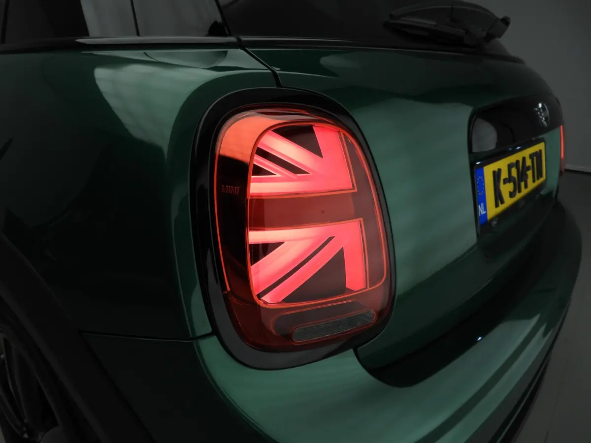Cooper JCW Uitvoering / Sportstoelen / LED / Harman-KardonPark Assist / Getint glas / Alu wielen 17 inch black