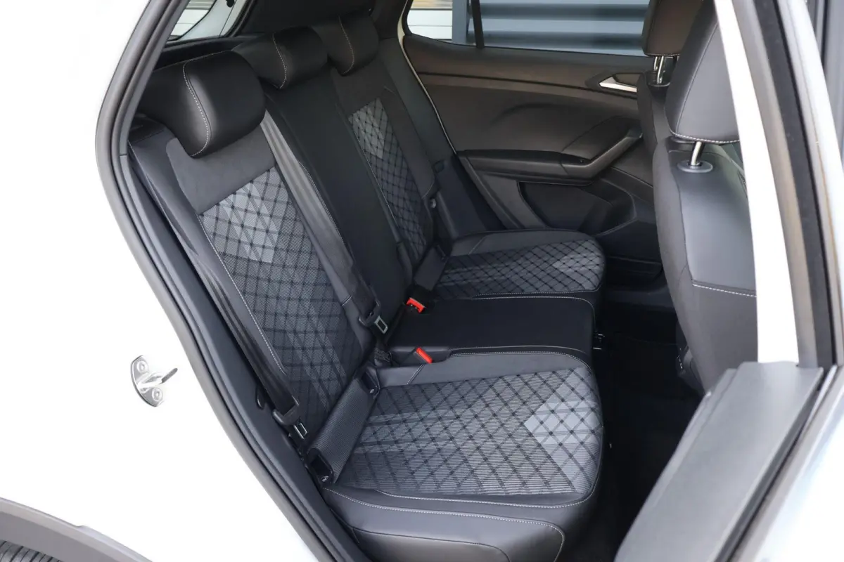 1.0 TSI 115pk DSG R-Line | Keyless Entry | Navigatie | Apple Carplay | Stoelverwarming