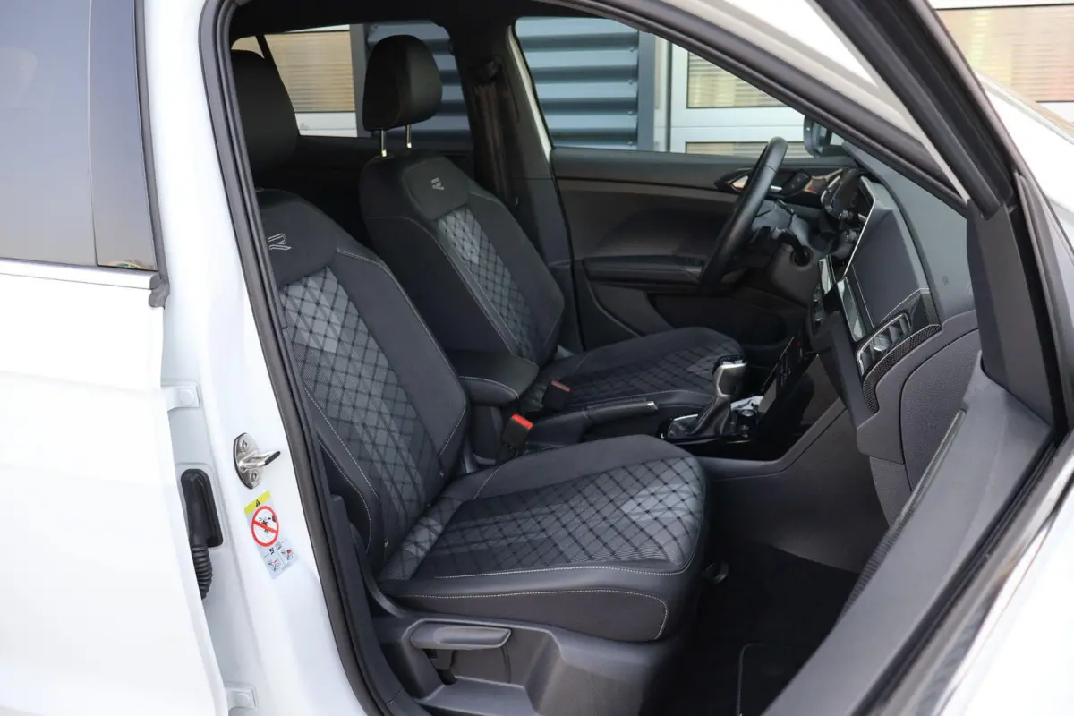 1.0 TSI 115pk DSG R-Line | Keyless Entry | Navigatie | Apple Carplay | Stoelverwarming