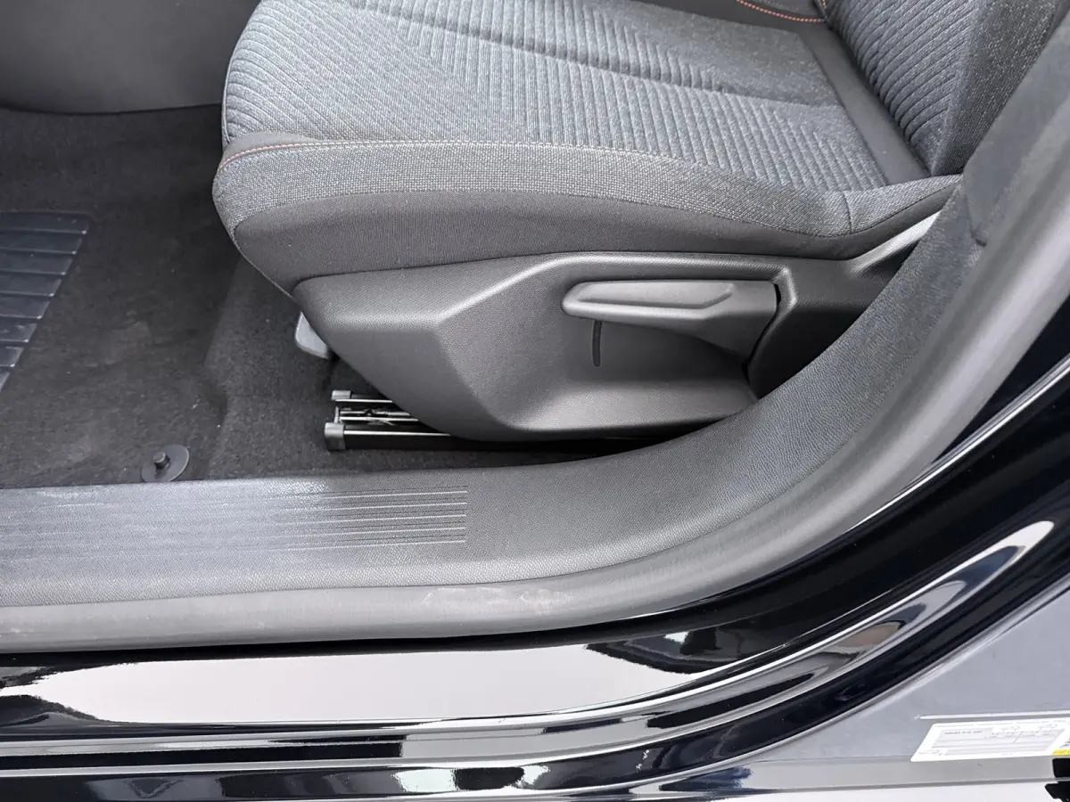 Business | Elektrische parkeerrem | Extra getinte achterste zijruiten en achterruit | ISOFIX-bevestigingspunten voor drie kinderzitjes. Op de passagiersstoel en de buitenste zitplaatsen van 