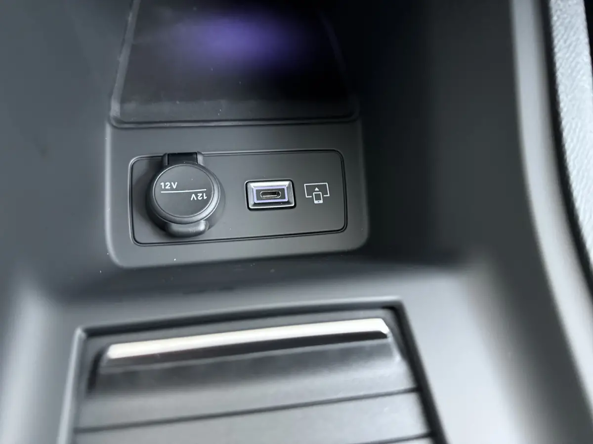Business | Elektrische parkeerrem | Extra getinte achterste zijruiten en achterruit | ISOFIX-bevestigingspunten voor drie kinderzitjes. Op de passagiersstoel en de buitenste zitplaatsen van 