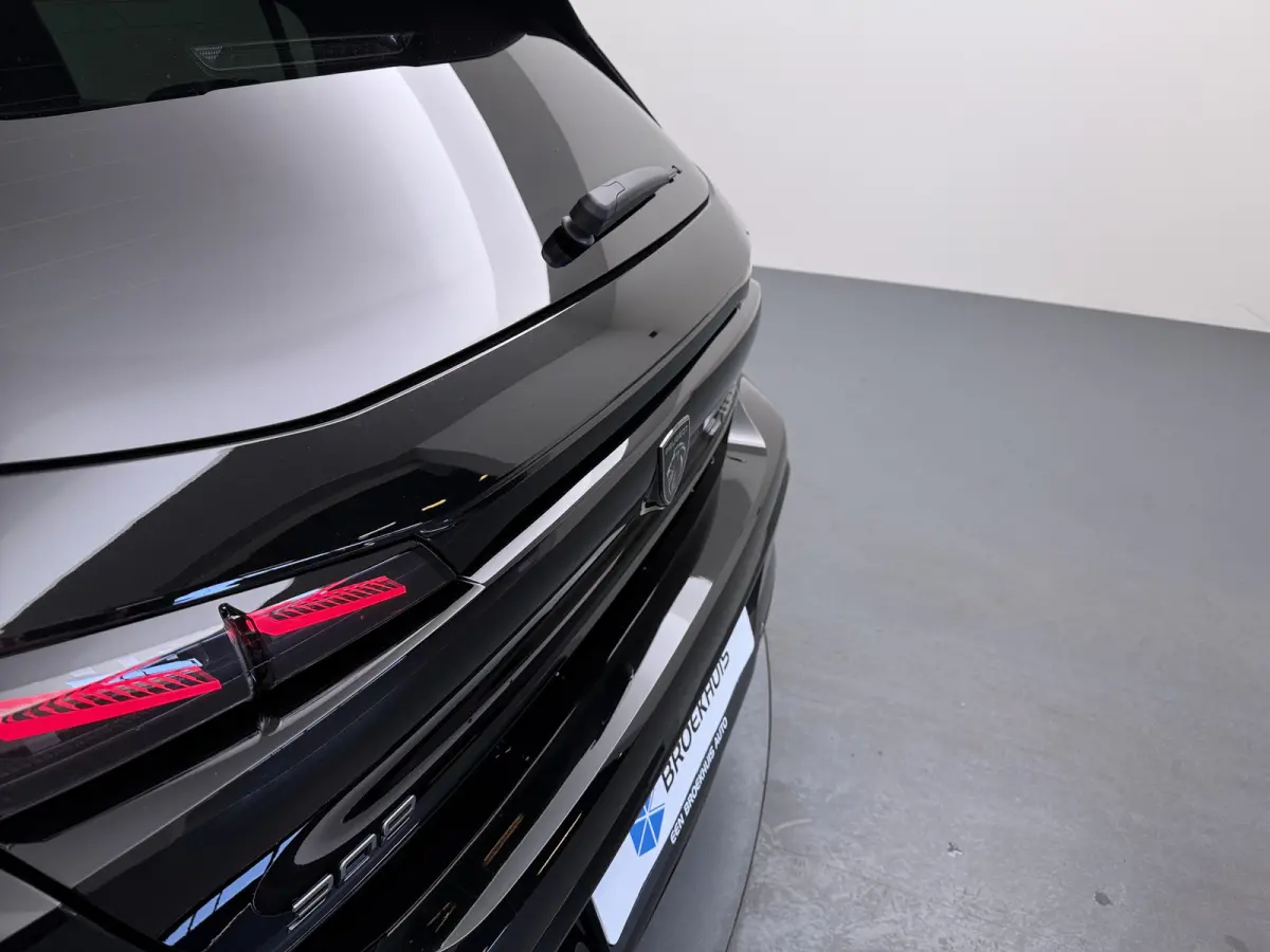 Business | Elektrische parkeerrem | Extra getinte achterste zijruiten en achterruit | ISOFIX-bevestigingspunten voor drie kinderzitjes. Op de passagiersstoel en de buitenste zitplaatsen van 