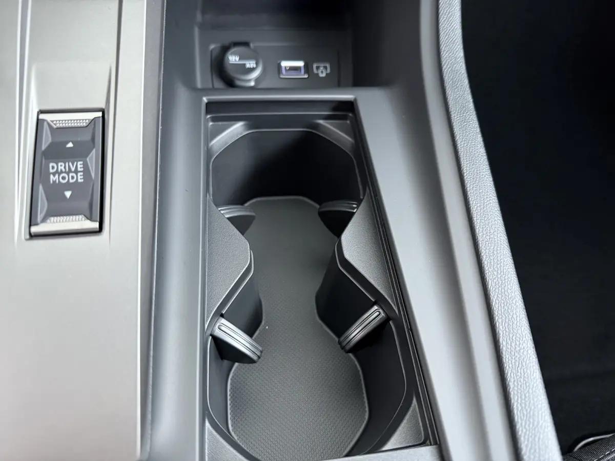 Business | Elektrische parkeerrem | Extra getinte achterste zijruiten en achterruit | ISOFIX-bevestigingspunten voor drie kinderzitjes. Op de passagiersstoel en de buitenste zitplaatsen van 