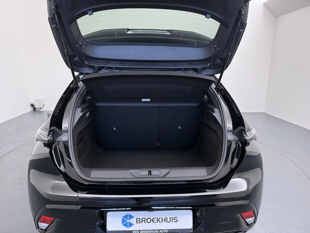 Business | Elektrische parkeerrem | Extra getinte achterste zijruiten en achterruit | ISOFIX-bevestigingspunten voor drie kinderzitjes. Op de passagiersstoel en de buitenste zitplaatsen van 