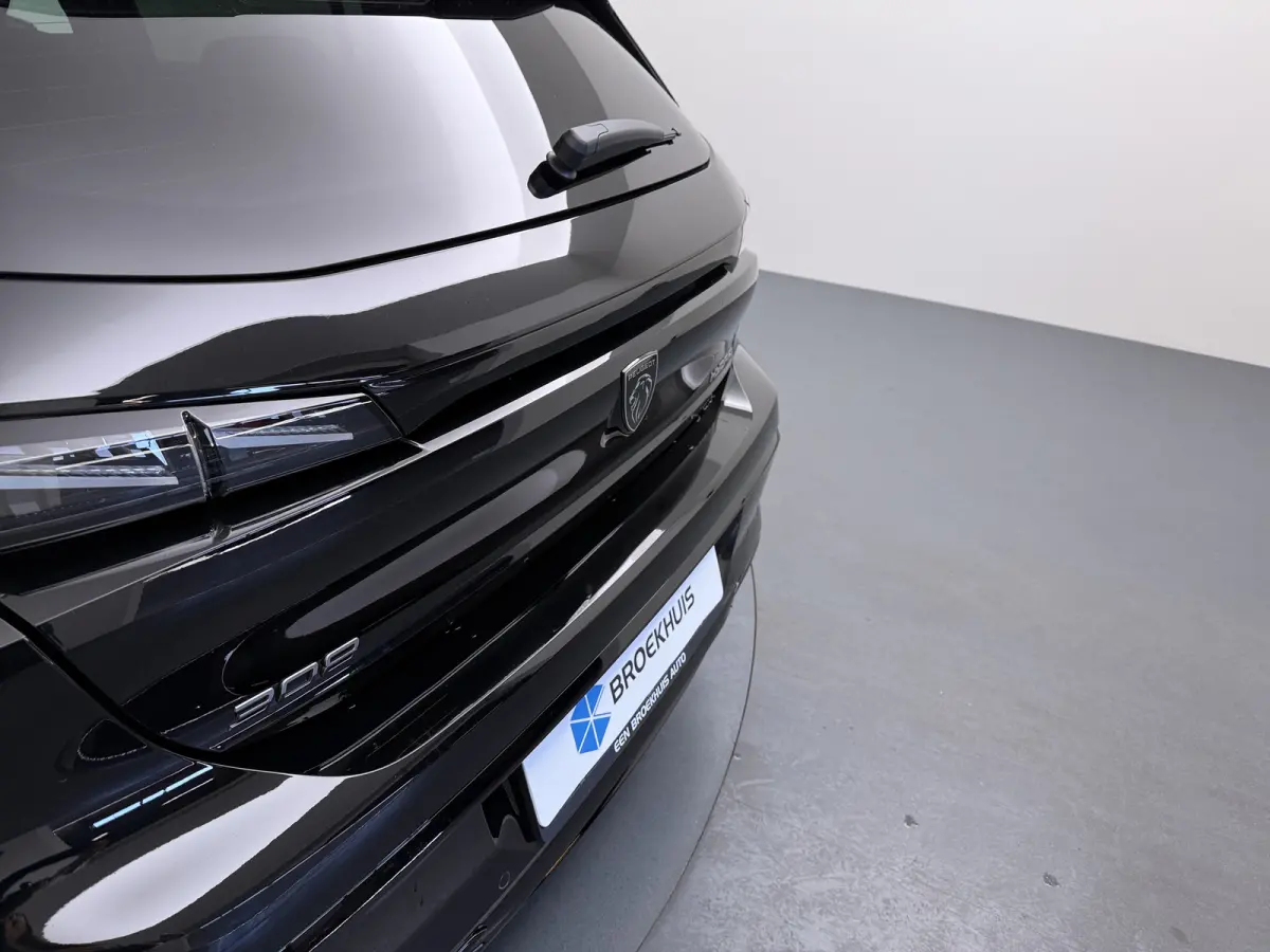 Business | Elektrische parkeerrem | Extra getinte achterste zijruiten en achterruit | ISOFIX-bevestigingspunten voor drie kinderzitjes. Op de passagiersstoel en de buitenste zitplaatsen van 