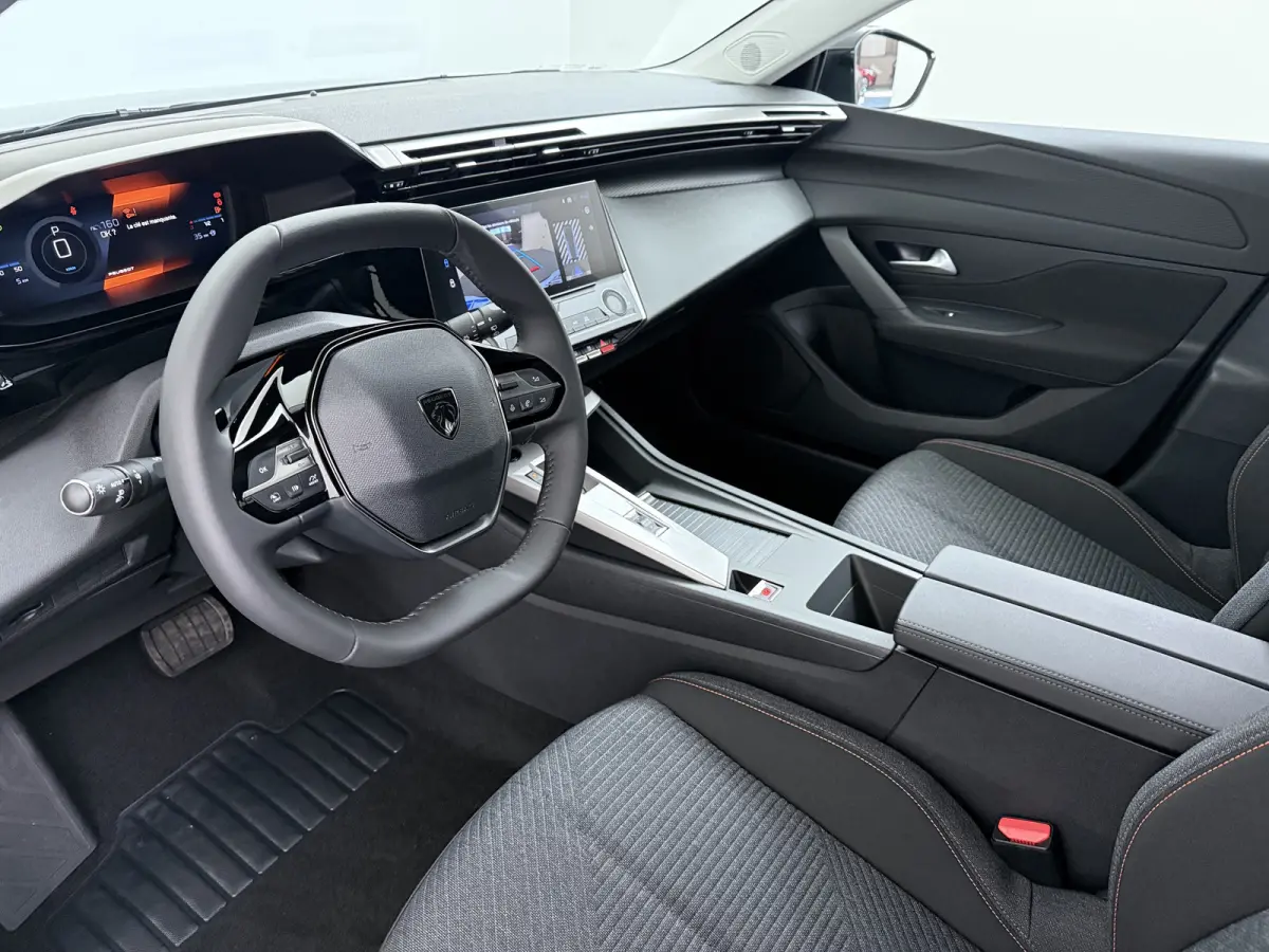 Business | Elektrische parkeerrem | Extra getinte achterste zijruiten en achterruit | ISOFIX-bevestigingspunten voor drie kinderzitjes. Op de passagiersstoel en de buitenste zitplaatsen van 