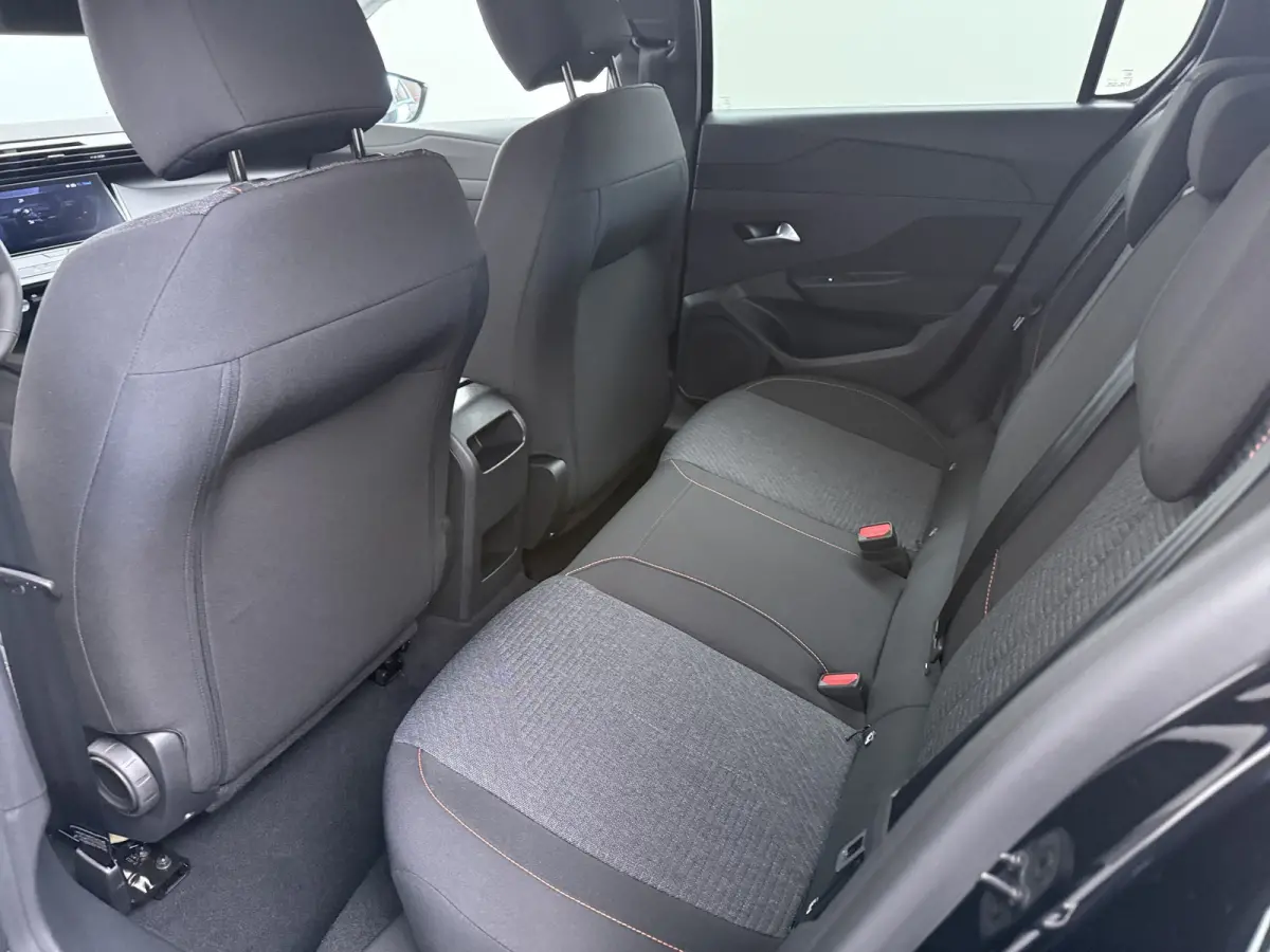 Business | Elektrische parkeerrem | Extra getinte achterste zijruiten en achterruit | ISOFIX-bevestigingspunten voor drie kinderzitjes. Op de passagiersstoel en de buitenste zitplaatsen van 