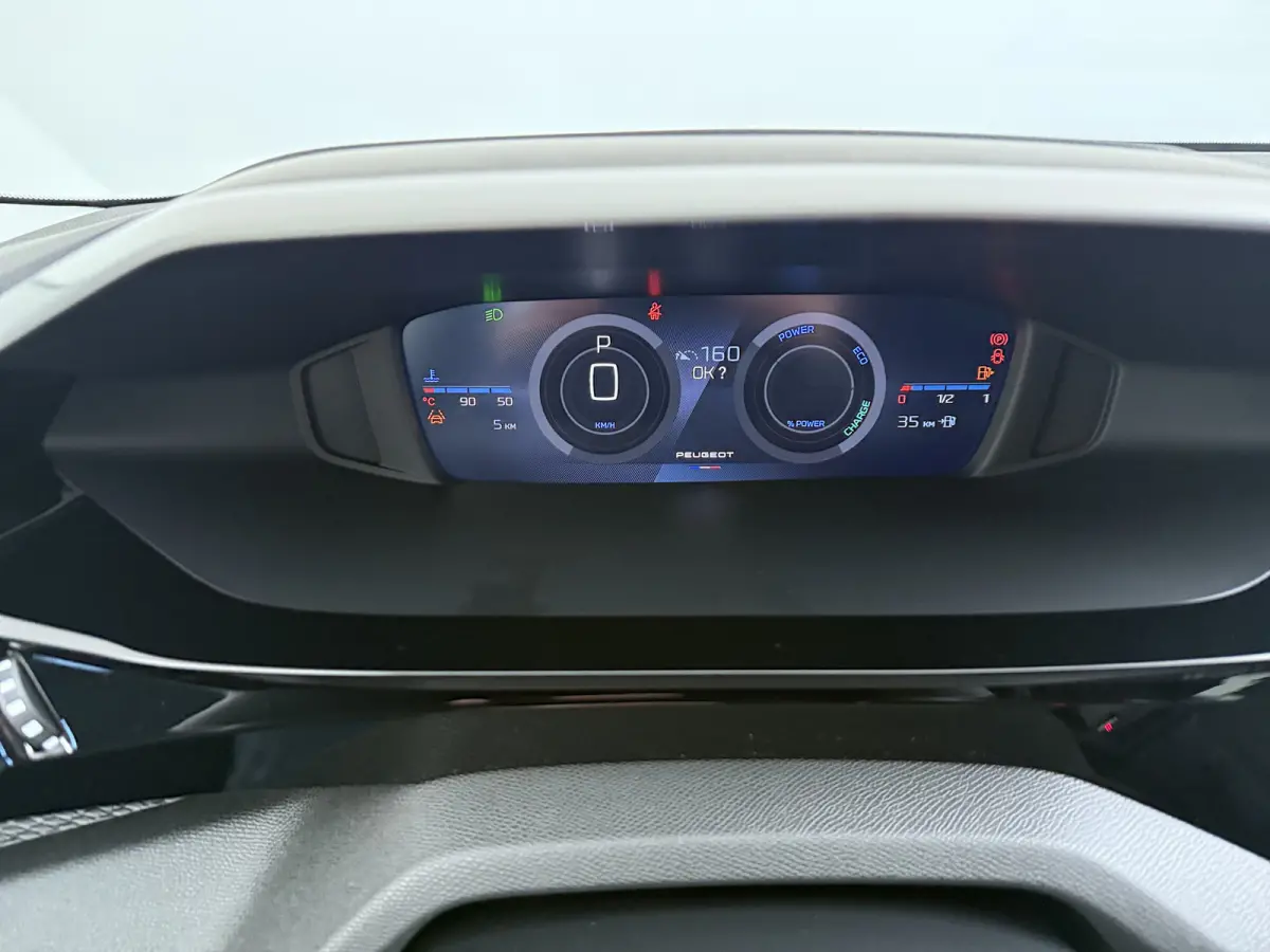 Business | Elektrische parkeerrem | Extra getinte achterste zijruiten en achterruit | ISOFIX-bevestigingspunten voor drie kinderzitjes. Op de passagiersstoel en de buitenste zitplaatsen van 