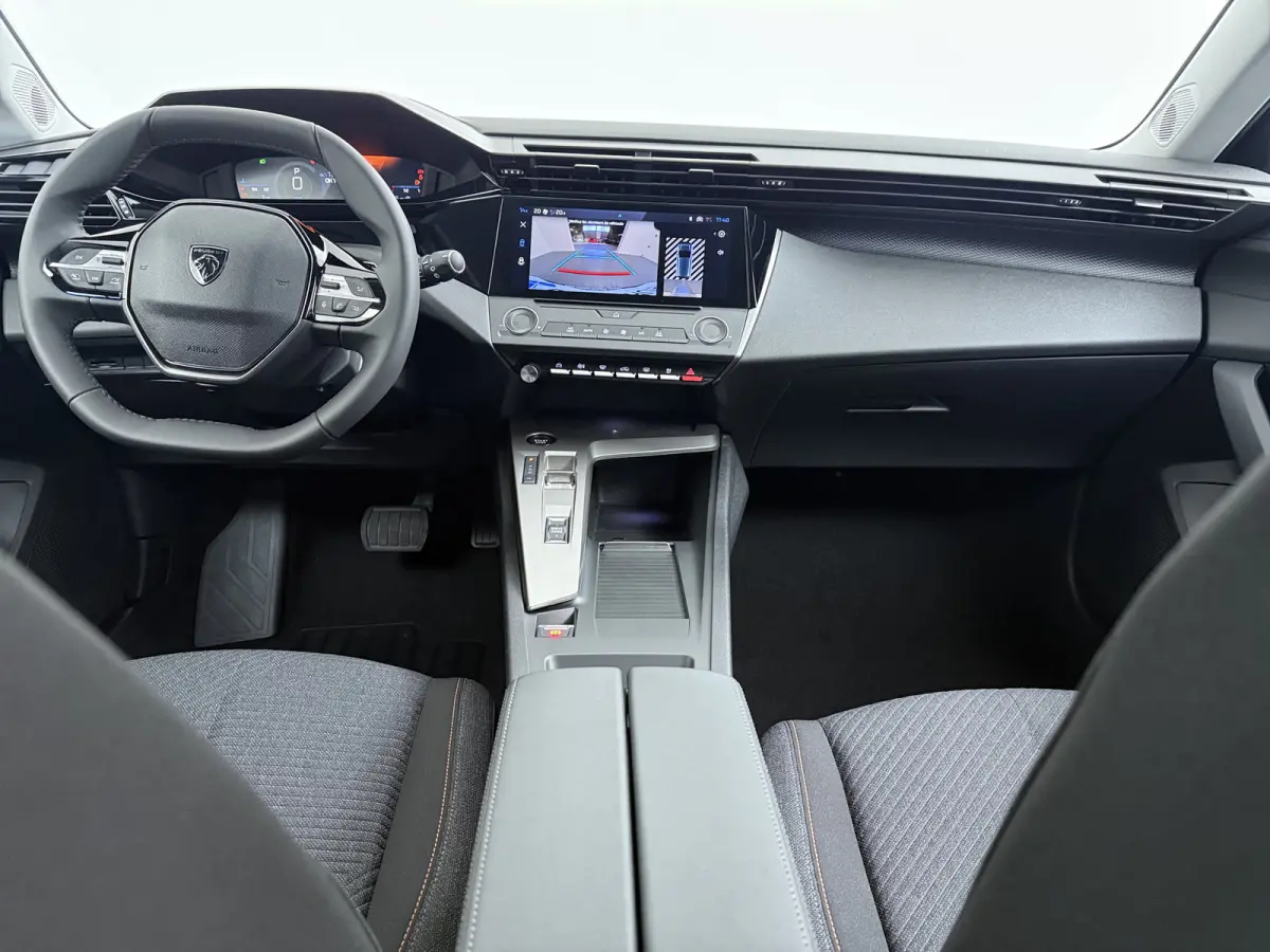 Business | Elektrische parkeerrem | Extra getinte achterste zijruiten en achterruit | ISOFIX-bevestigingspunten voor drie kinderzitjes. Op de passagiersstoel en de buitenste zitplaatsen van 