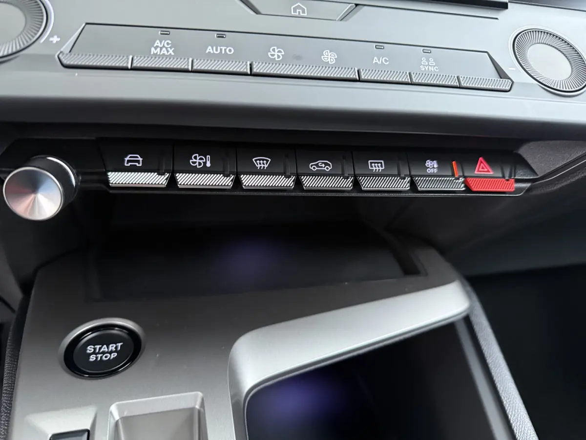 Business | Elektrische parkeerrem | Extra getinte achterste zijruiten en achterruit | ISOFIX-bevestigingspunten voor drie kinderzitjes. Op de passagiersstoel en de buitenste zitplaatsen van 