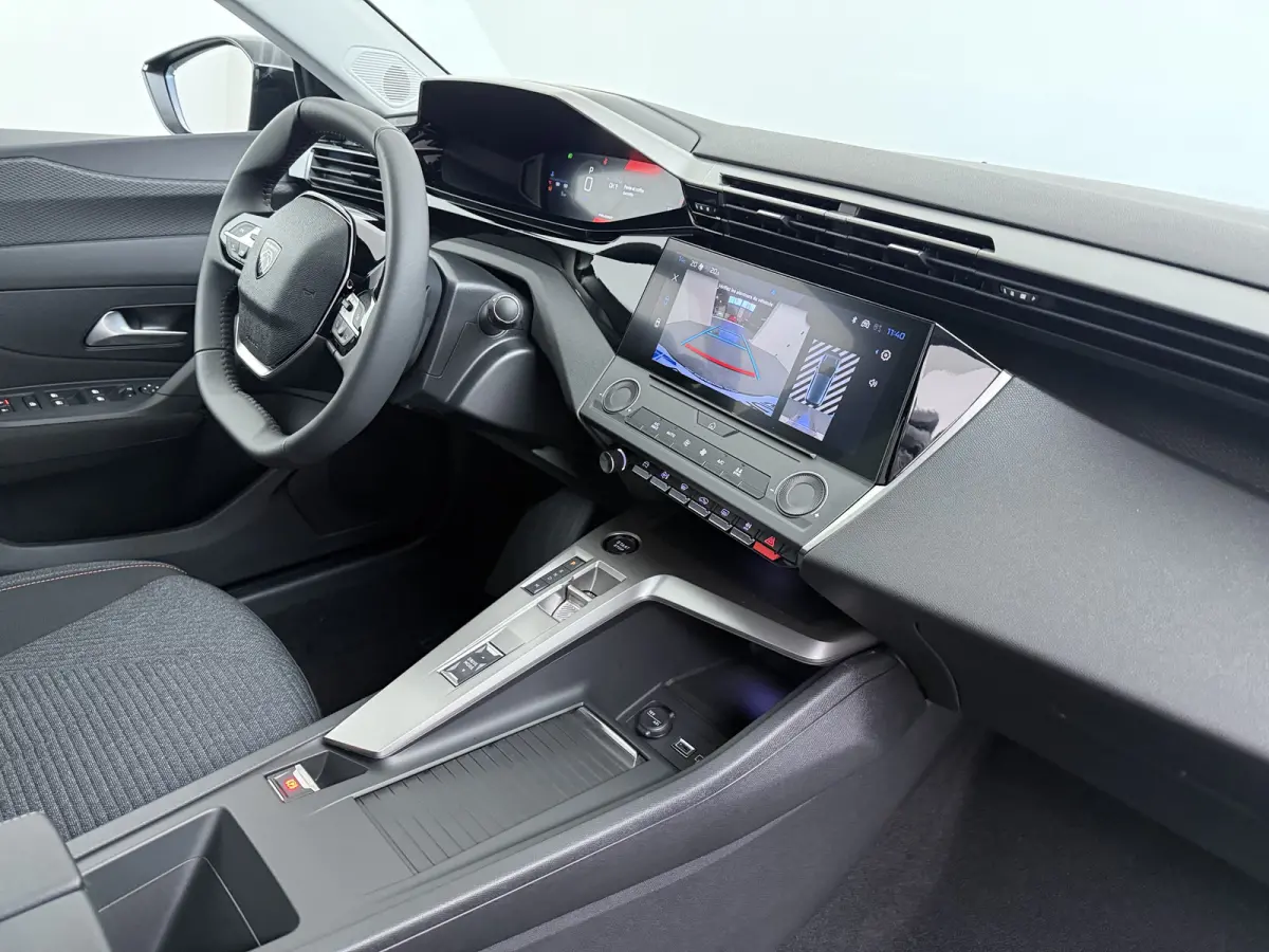 Business | Elektrische parkeerrem | Extra getinte achterste zijruiten en achterruit | ISOFIX-bevestigingspunten voor drie kinderzitjes. Op de passagiersstoel en de buitenste zitplaatsen van 