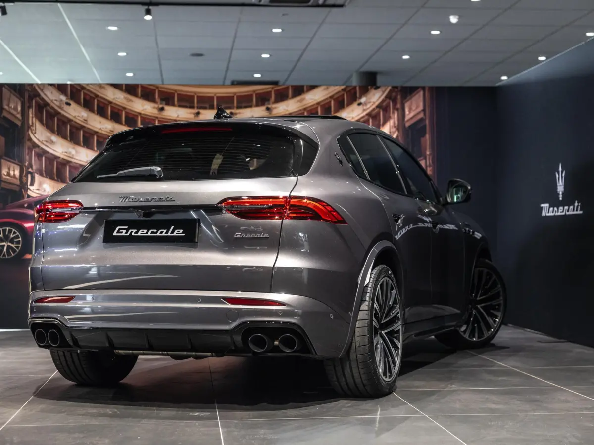 2.0 MHEV Modena | 330PK | Luchtvering | Sonus Faber Sound System | Panoramadak | 21'' LM. Velgen |