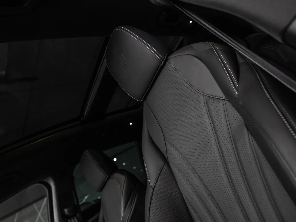2.0 MHEV Modena | 330PK | Luchtvering | Sonus Faber Sound System | Panoramadak | 21'' LM. Velgen |