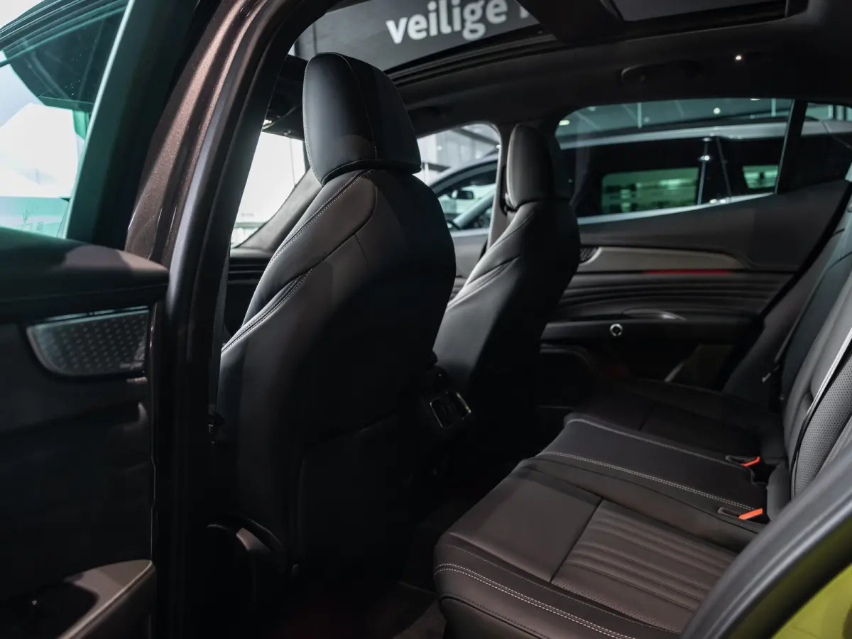 2.0 MHEV Modena | 330PK | Luchtvering | Sonus Faber Sound System | Panoramadak | 21'' LM. Velgen |