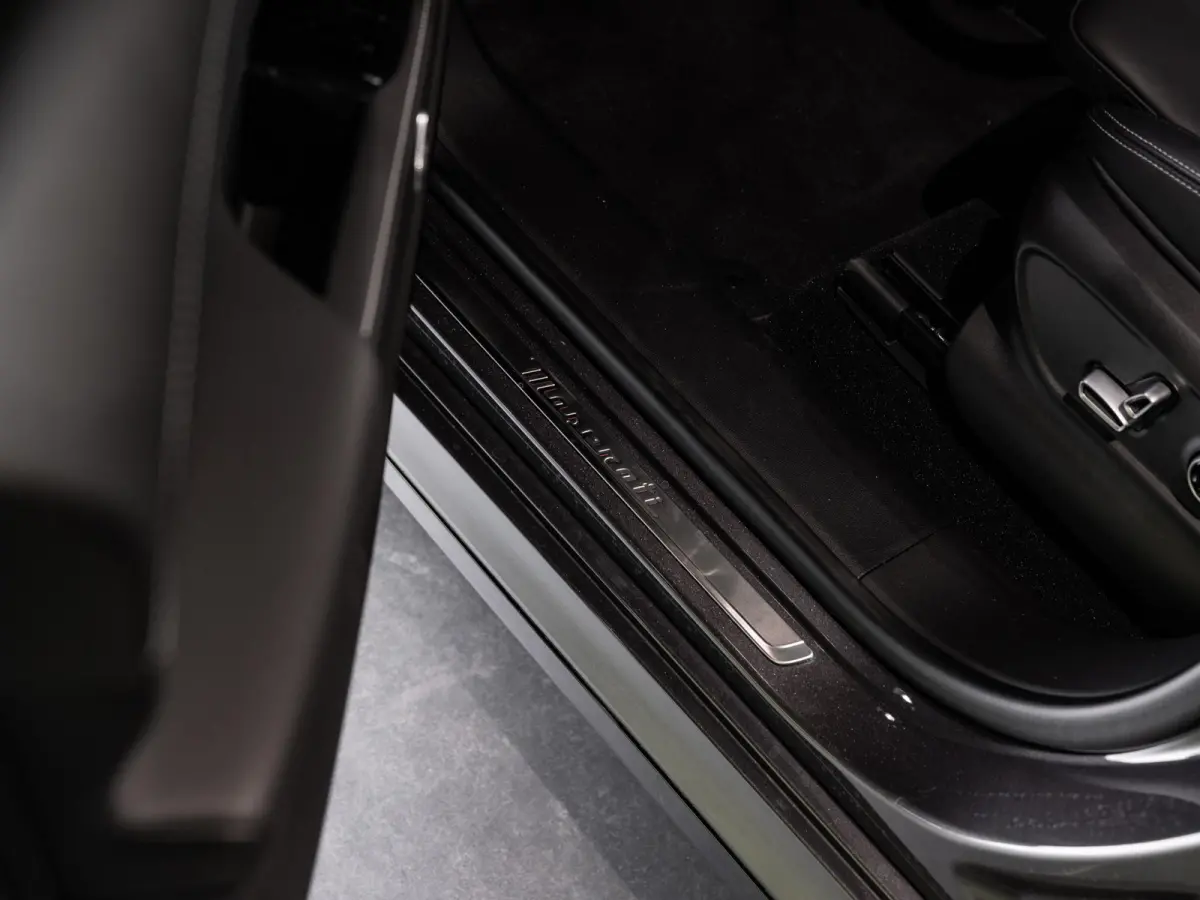 2.0 MHEV Modena | 330PK | Luchtvering | Sonus Faber Sound System | Panoramadak | 21'' LM. Velgen |