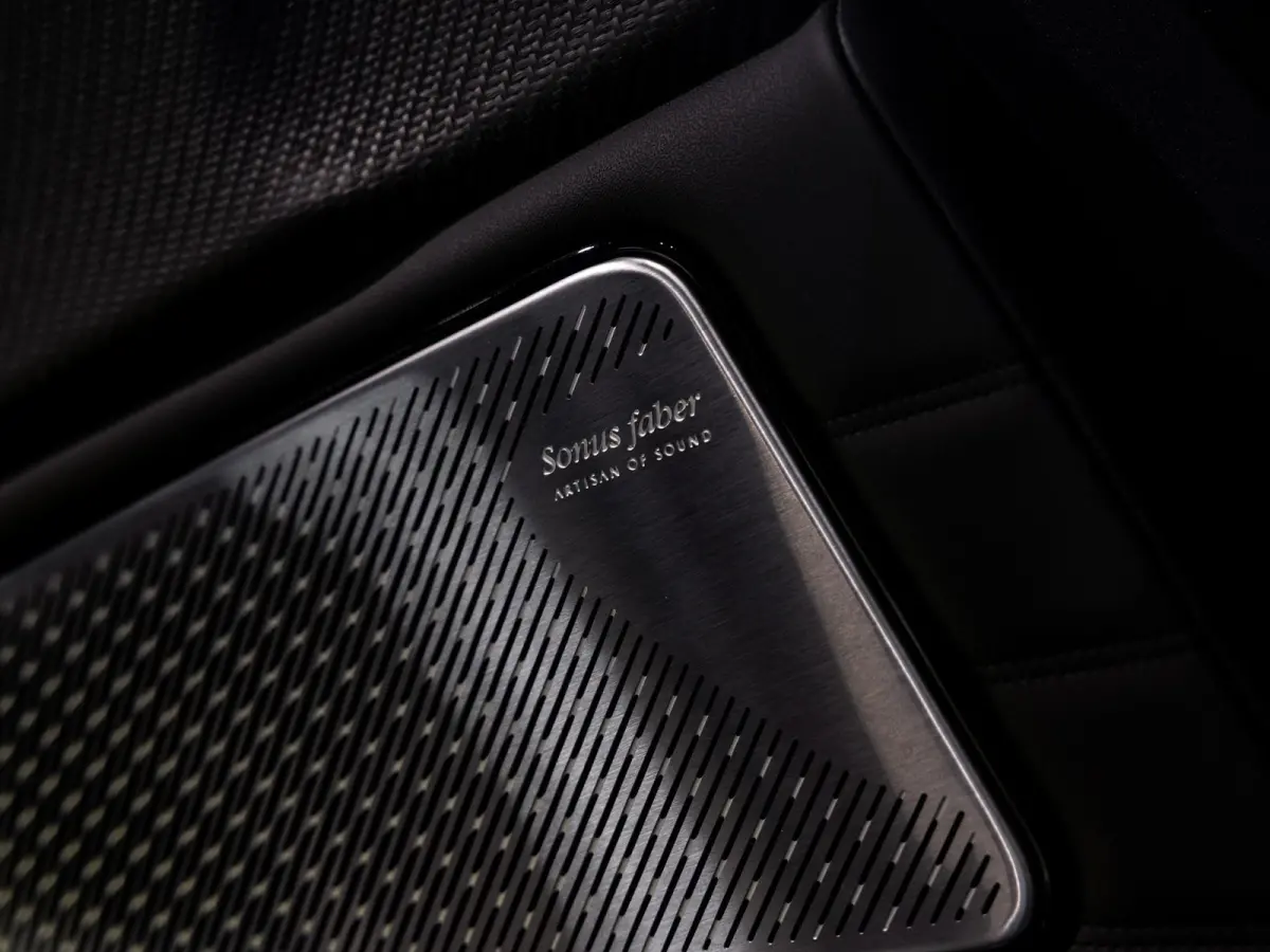 2.0 MHEV Modena | 330PK | Luchtvering | Sonus Faber Sound System | Panoramadak | 21'' LM. Velgen |
