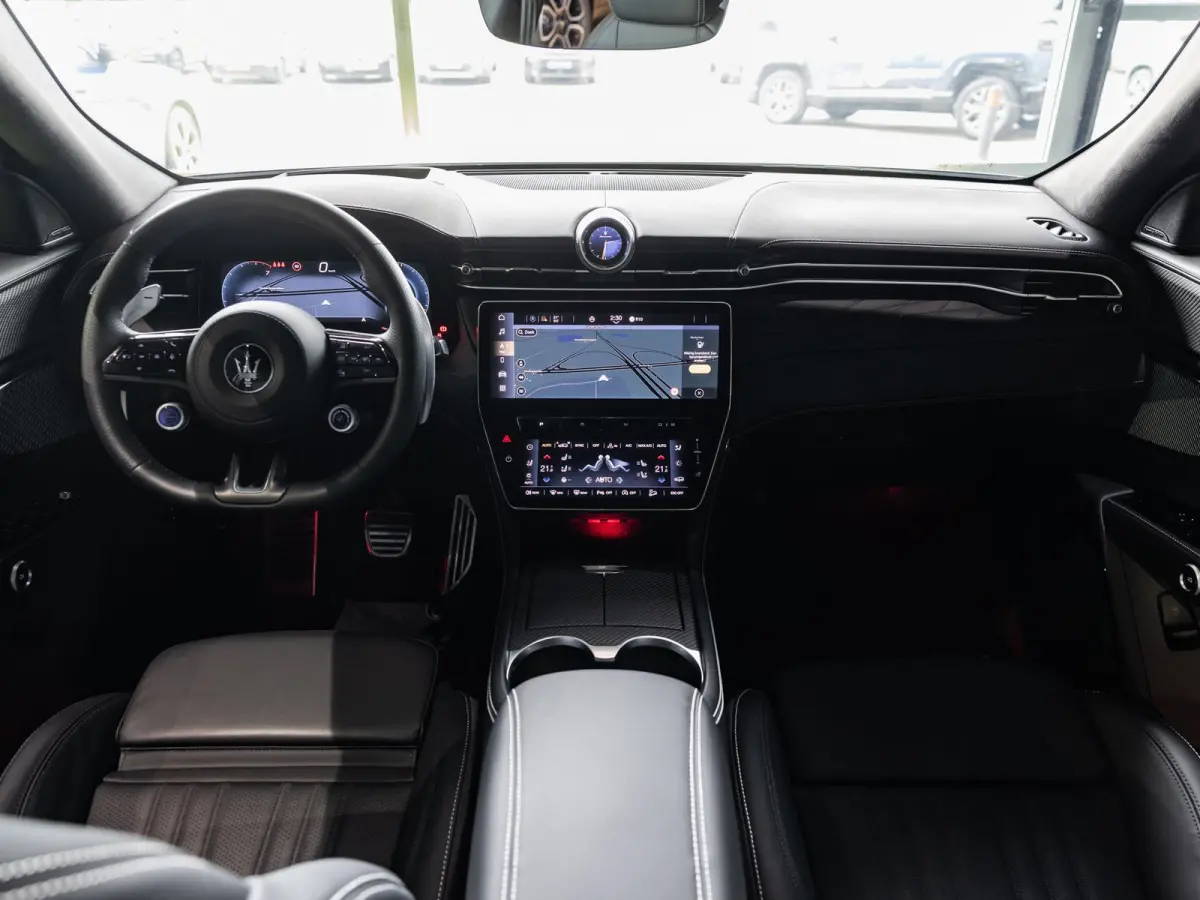 2.0 MHEV Modena | 330PK | Luchtvering | Sonus Faber Sound System | Panoramadak | 21'' LM. Velgen |