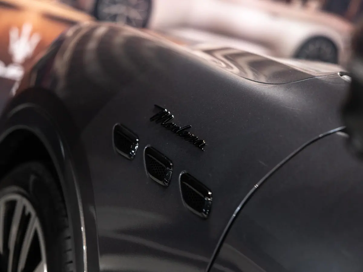 2.0 MHEV Modena | 330PK | Luchtvering | Sonus Faber Sound System | Panoramadak | 21'' LM. Velgen |