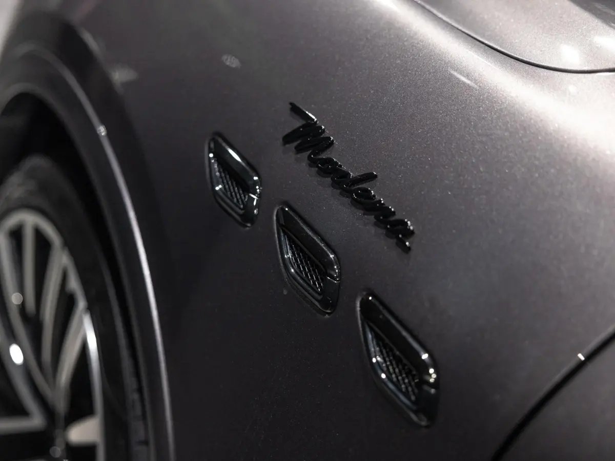 2.0 MHEV Modena | 330PK | Luchtvering | Sonus Faber Sound System | Panoramadak | 21'' LM. Velgen |