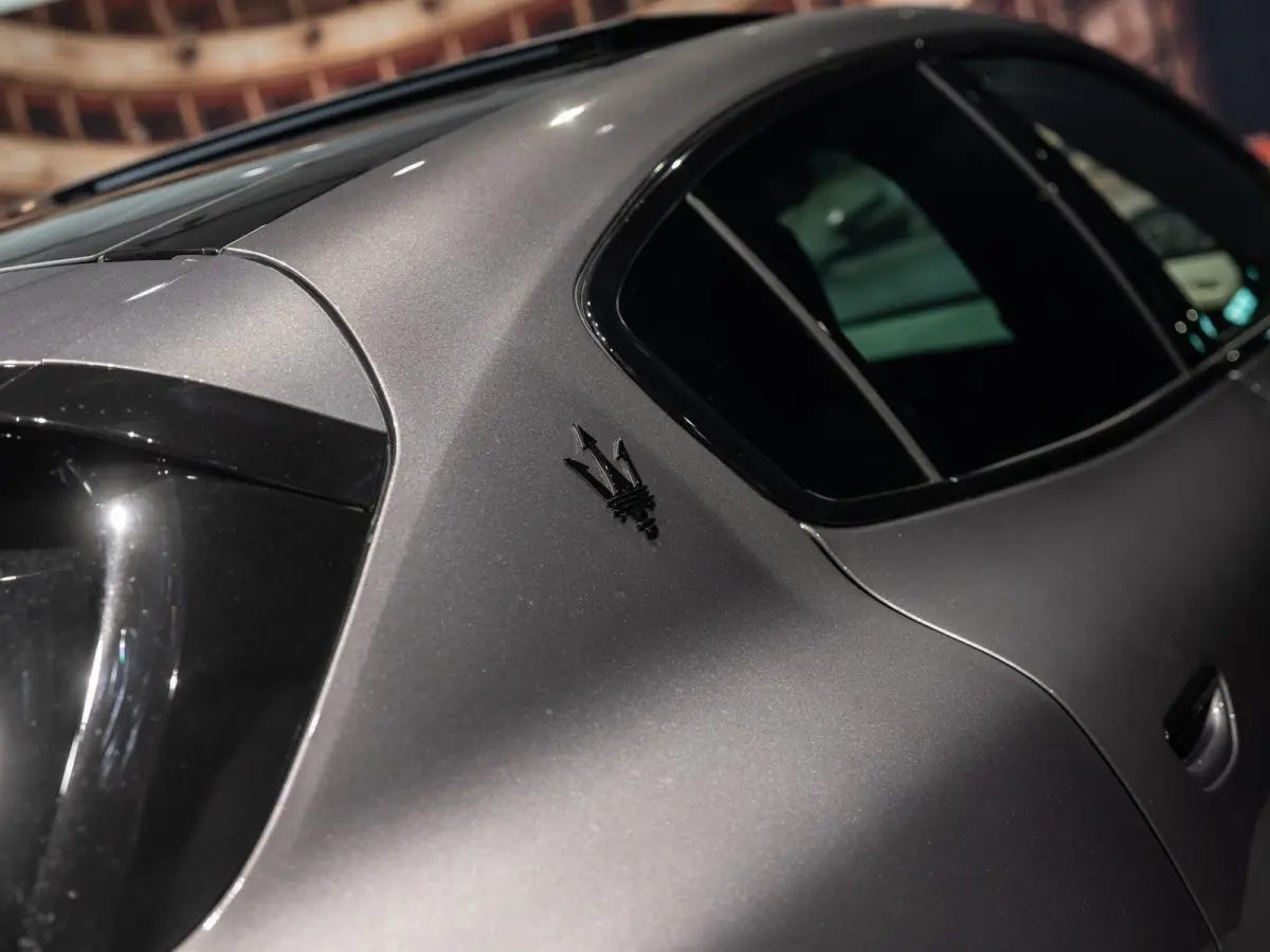 2.0 MHEV Modena | 330PK | Luchtvering | Sonus Faber Sound System | Panoramadak | 21'' LM. Velgen |