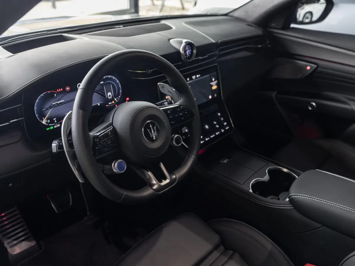 2.0 MHEV Modena | 330PK | Luchtvering | Sonus Faber Sound System | Panoramadak | 21'' LM. Velgen |