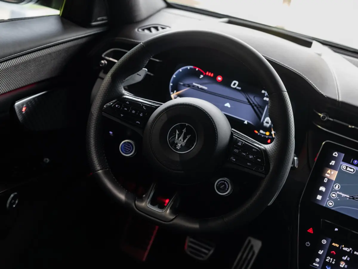 2.0 MHEV Modena | 330PK | Luchtvering | Sonus Faber Sound System | Panoramadak | 21'' LM. Velgen |