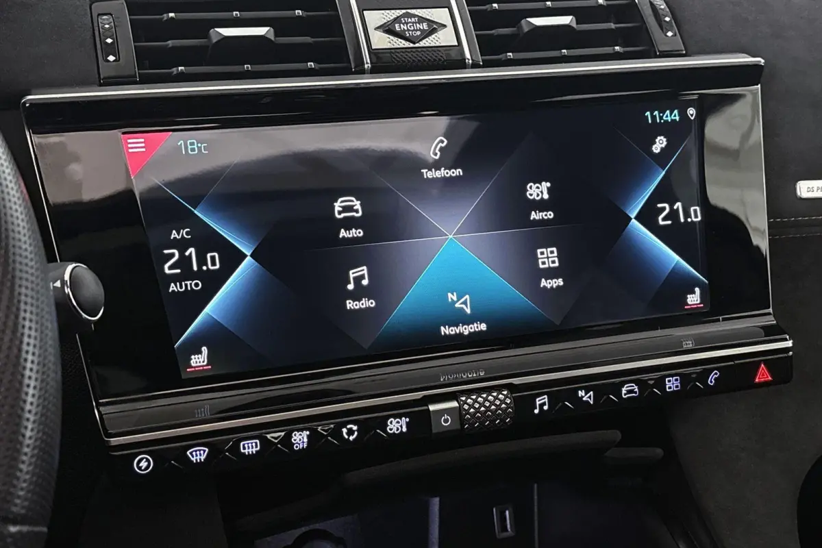 E-Tense Performance Line Panoramadak Stoelverwarming Camera Carplay 19"