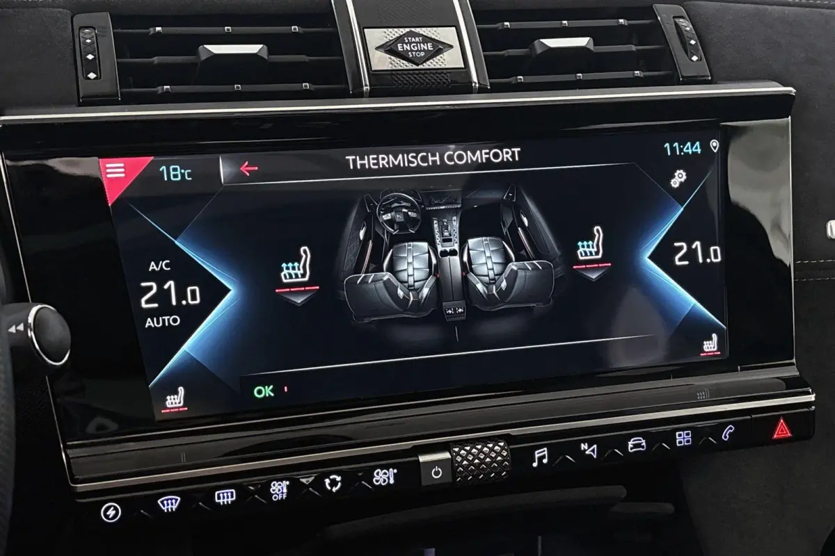 E-Tense Performance Line Panoramadak Stoelverwarming Camera Carplay 19"