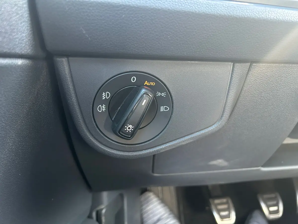 1.0 TSI 95 pk R-Line Business | Elektrische panoramadak | Achteruitrijcamera | Apple carplay |