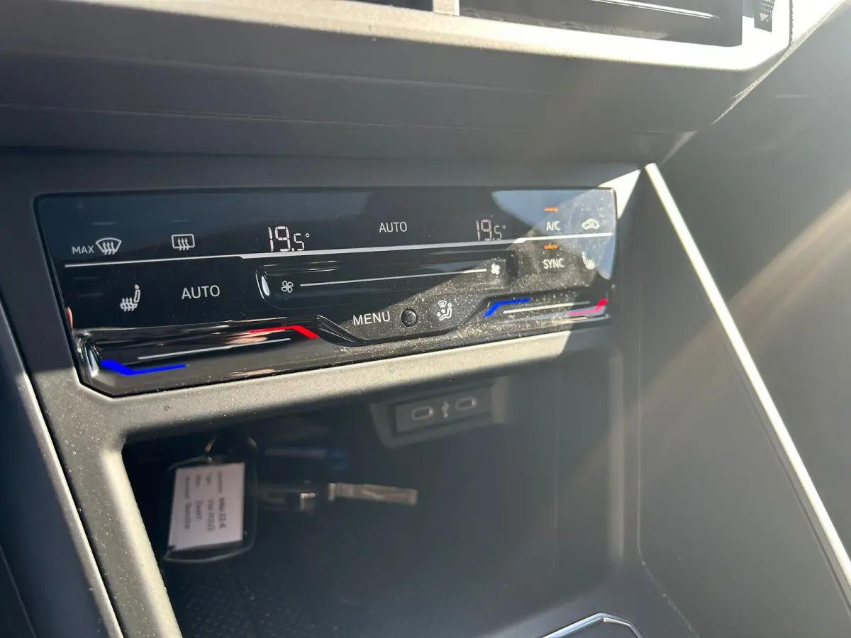 1.0 TSI 95 pk R-Line Business | Elektrische panoramadak | Achteruitrijcamera | Apple carplay |