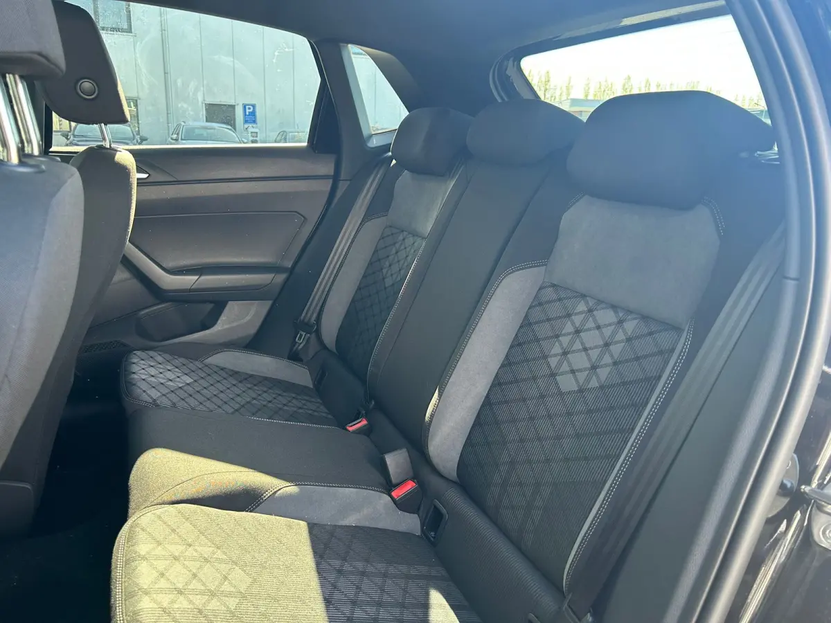 1.0 TSI 95 pk R-Line Business | Elektrische panoramadak | Achteruitrijcamera | Apple carplay |