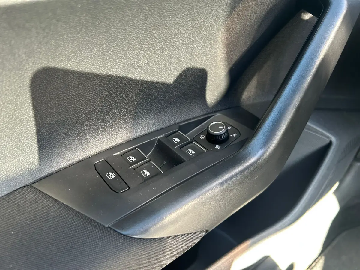 1.0 TSI 95 pk R-Line Business | Elektrische panoramadak | Achteruitrijcamera | Apple carplay |