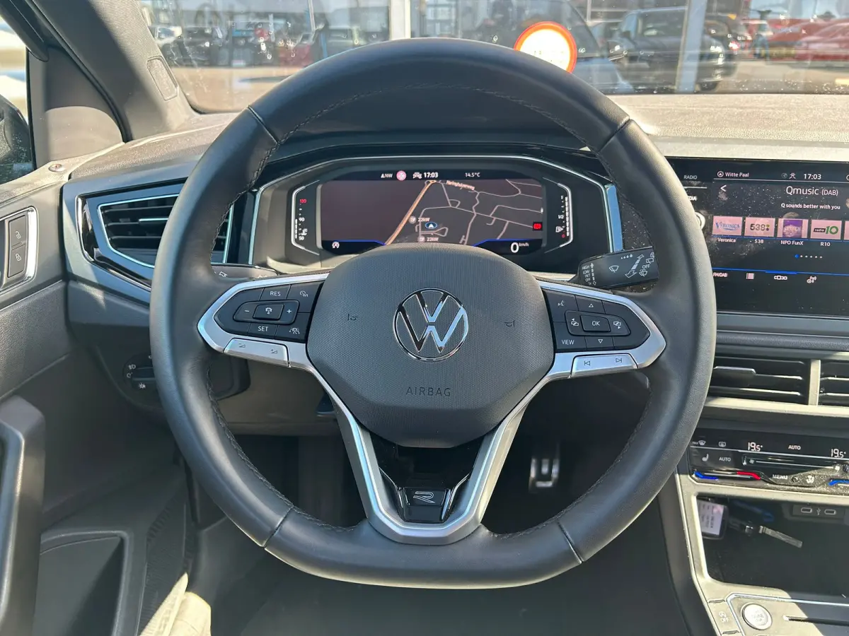 1.0 TSI 95 pk R-Line Business | Elektrische panoramadak | Achteruitrijcamera | Apple carplay |