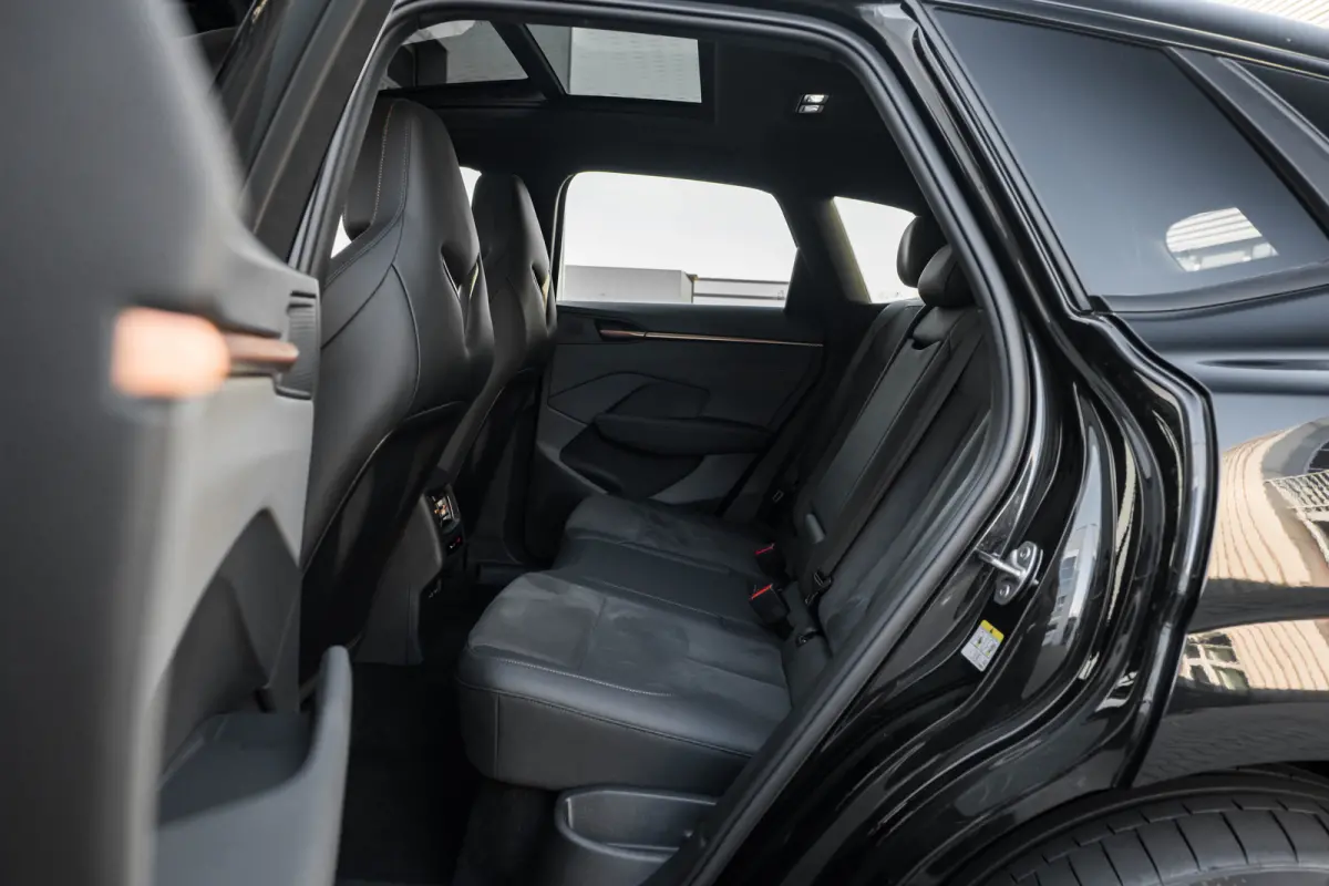 1.5 TSI e-Hybrid 272pk VZ Performance | Sennheiser sound System | Alcantara bekleding | Head-up display | Panoramadak | Elektrisch verstelb. voorstoelen | Navigatie | 20" LMV