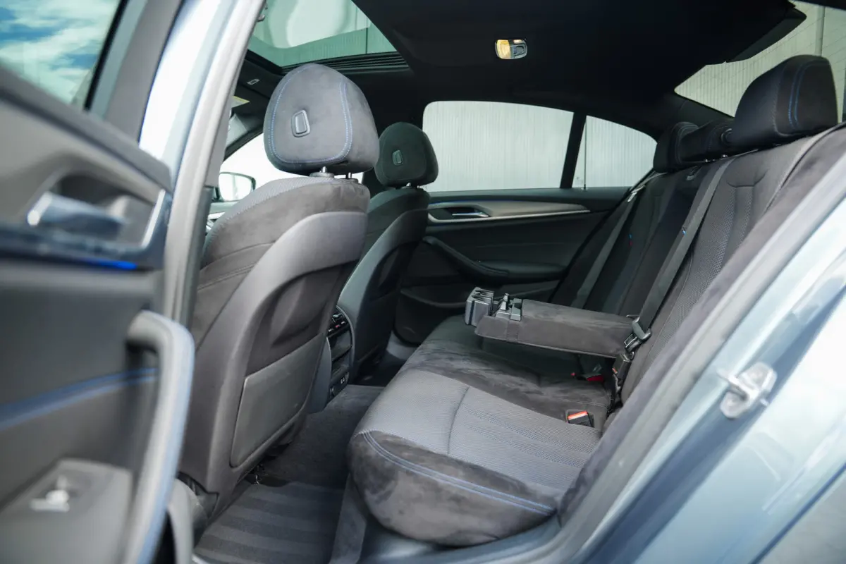 530e 252 PK iPerformance High Executive M-Sportpakket / 97% SOH/ Schuifdak/ Sport-Stoelen/ Stoel.Verw/ Camera/ Led-Koplamp/ Shadow-Line/ 20'' LMV