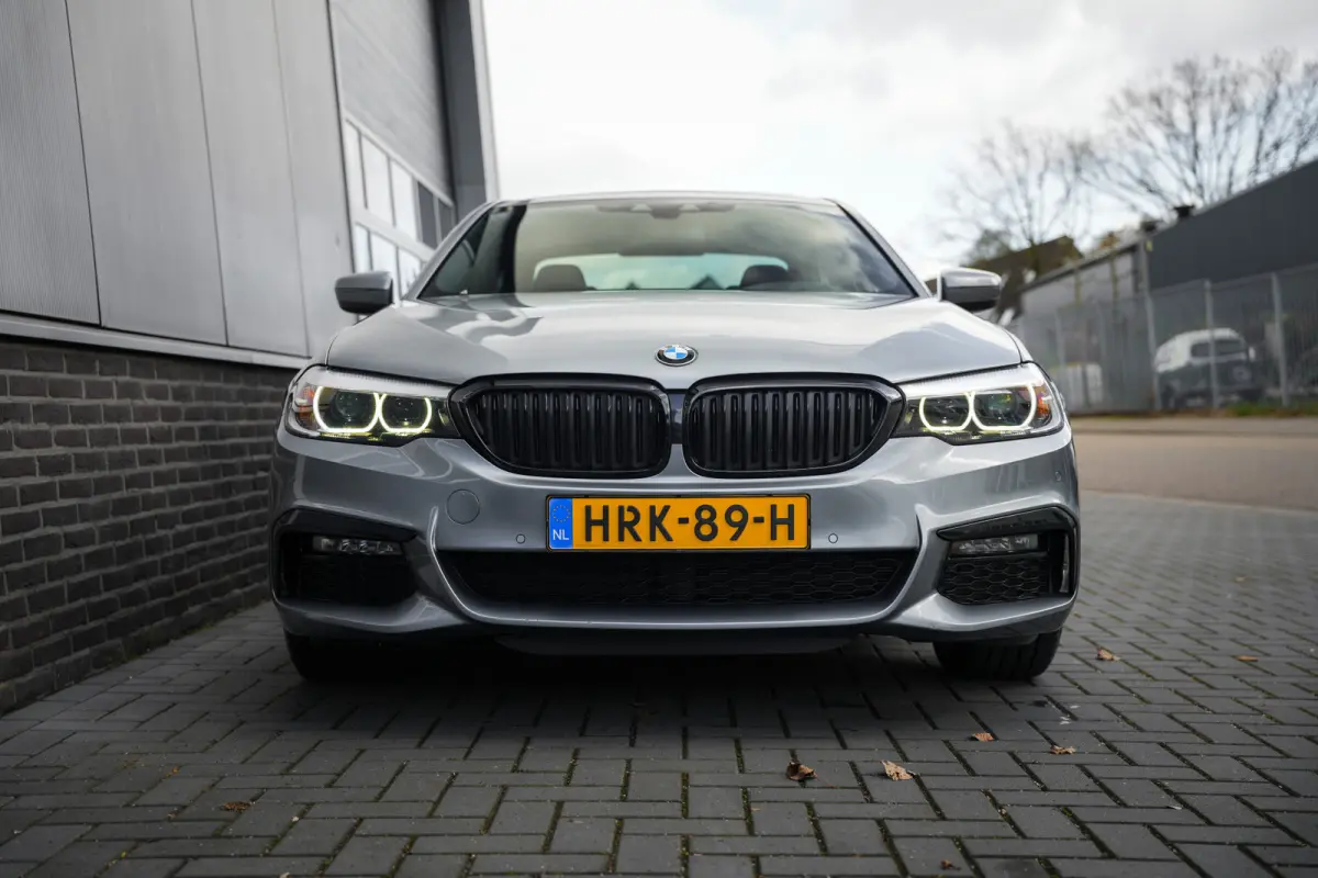 530e 252 PK iPerformance High Executive M-Sportpakket / 97% SOH/ Schuifdak/ Sport-Stoelen/ Stoel.Verw/ Camera/ Led-Koplamp/ Shadow-Line/ 20'' LMV