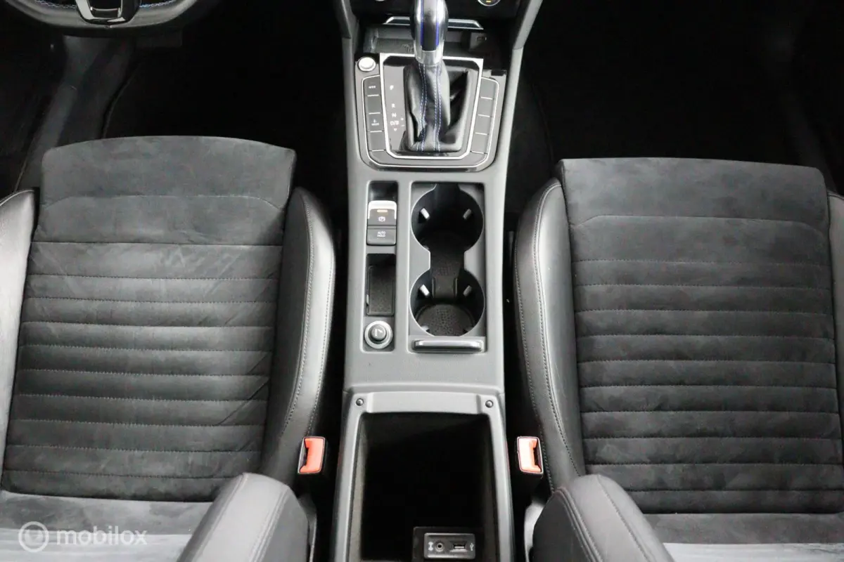 Sedan 1.4 TSI GTE Highline 218 PK Plug-in hybride | 78,7% SOH | Elec. stoelen met verwarming | Trekhaak afneembaar | Adaptieve cruise controle | PDC | 17LMV | DEALER-STAAT