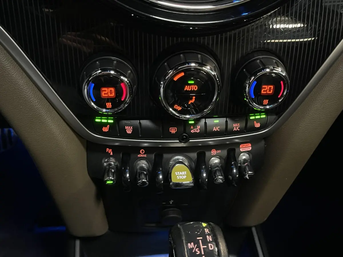 1.5 Cooper ALL4 John Cooper Works 18"/Panoramadak/Adaptieve cruise/Leder + memory + stoelverwarming/Harman Kardon/Keyless/Elektrische klep/Head-up/Camera