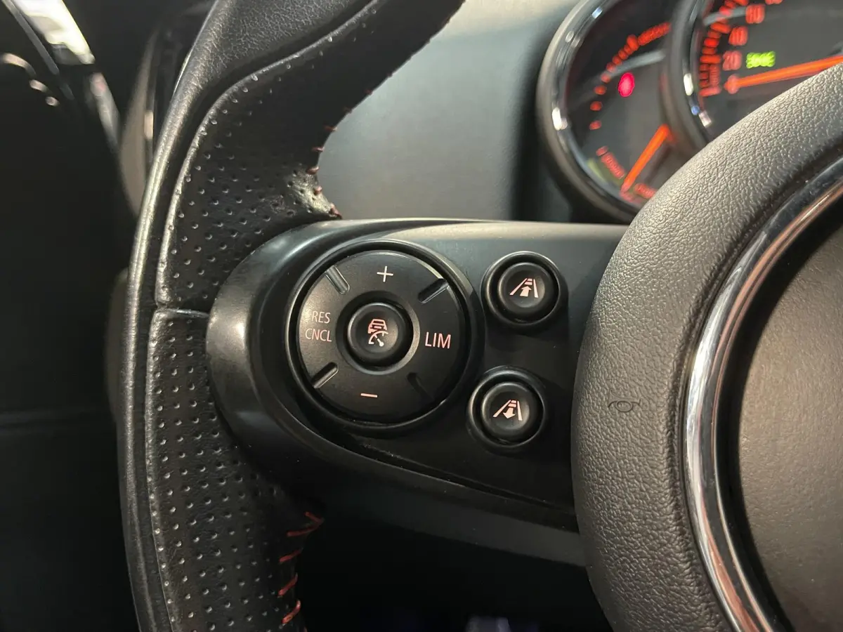 1.5 Cooper ALL4 John Cooper Works 18"/Panoramadak/Adaptieve cruise/Leder + memory + stoelverwarming/Harman Kardon/Keyless/Elektrische klep/Head-up/Camera