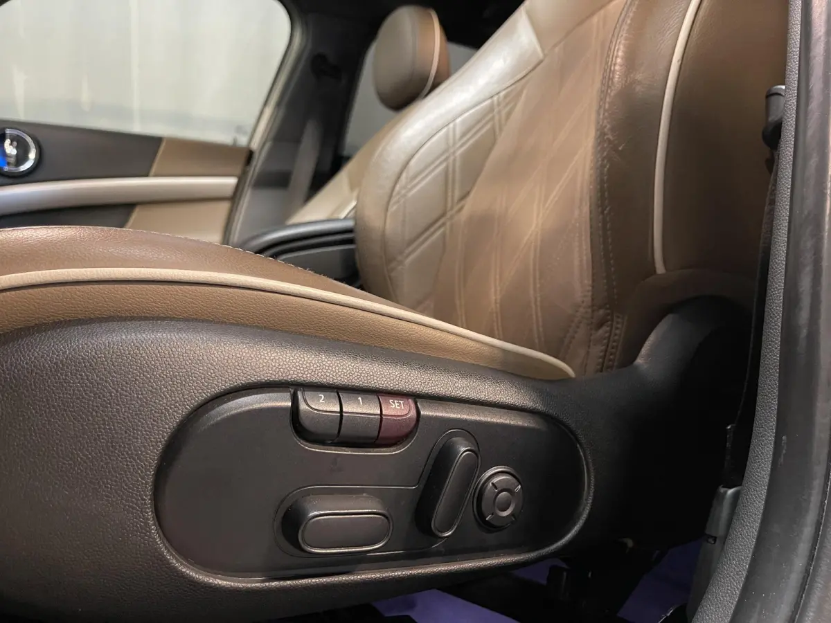 1.5 Cooper ALL4 John Cooper Works 18"/Panoramadak/Adaptieve cruise/Leder + memory + stoelverwarming/Harman Kardon/Keyless/Elektrische klep/Head-up/Camera