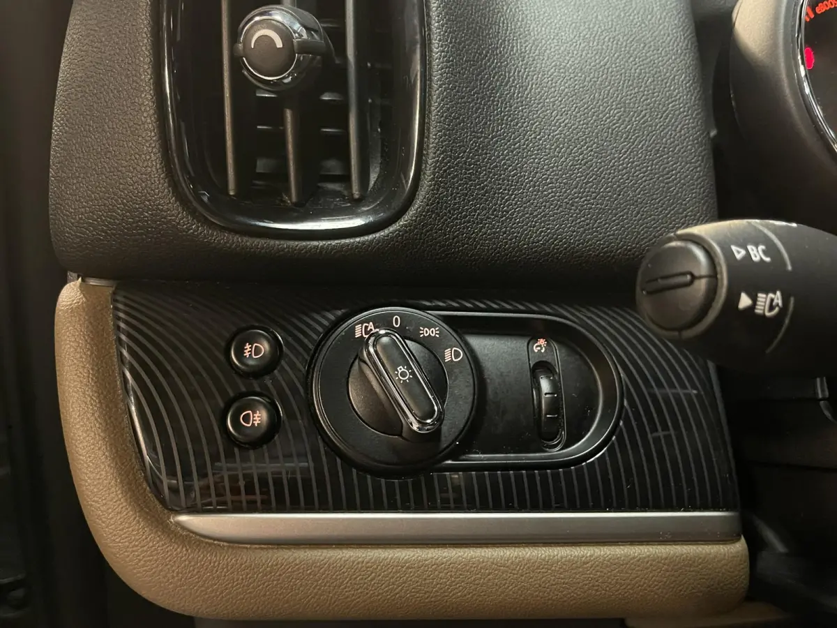 1.5 Cooper ALL4 John Cooper Works 18"/Panoramadak/Adaptieve cruise/Leder + memory + stoelverwarming/Harman Kardon/Keyless/Elektrische klep/Head-up/Camera