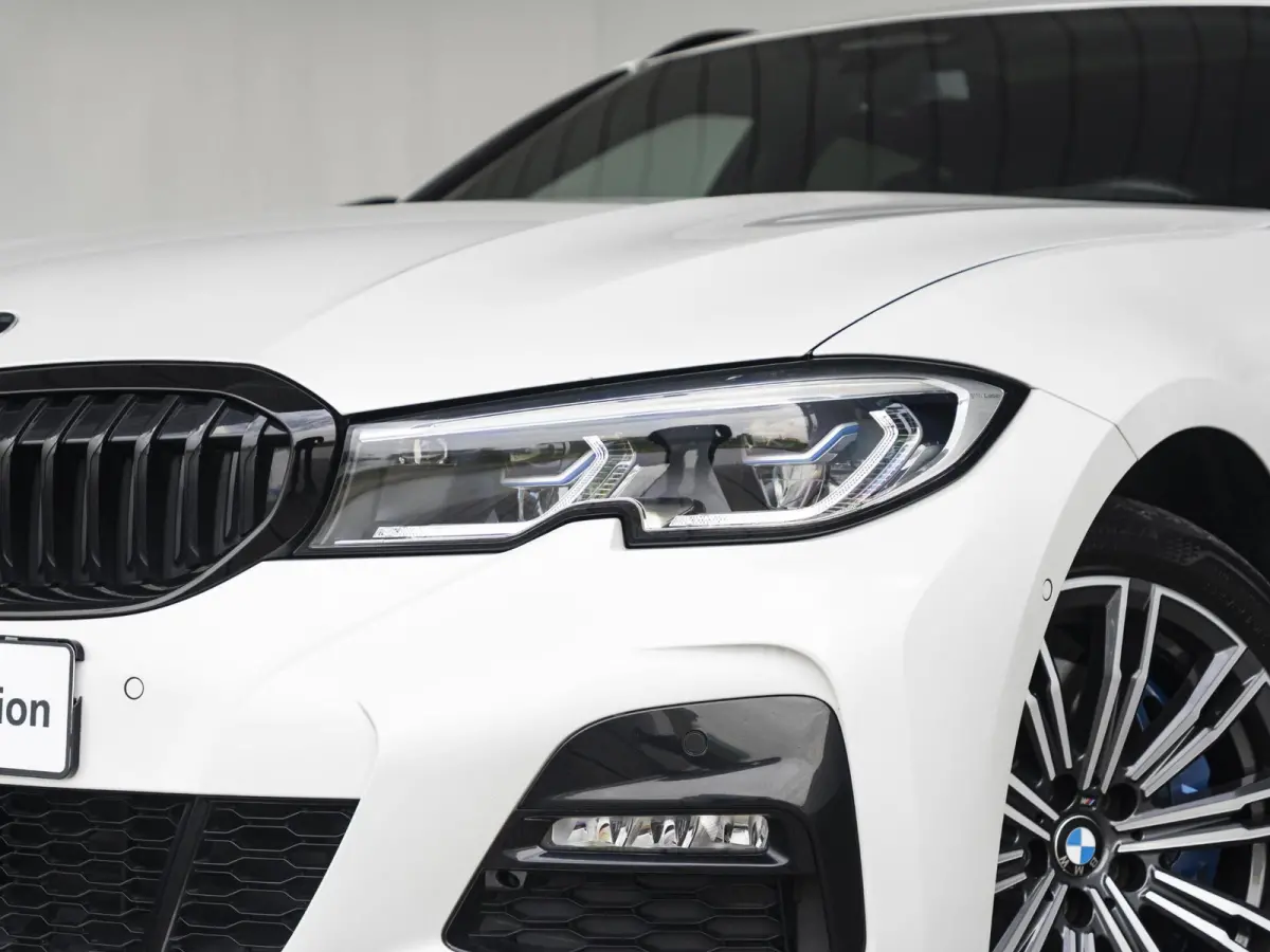 330e | M Sport | Innovationspakket | Harman Kardon | Comfort Access | Achteruitrijcamera | Laserlight | Panoramadak | Head-Up Display | 18''