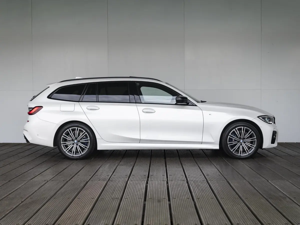 330e | M Sport | Innovationspakket | Harman Kardon | Comfort Access | Achteruitrijcamera | Laserlight | Panoramadak | Head-Up Display | 18''