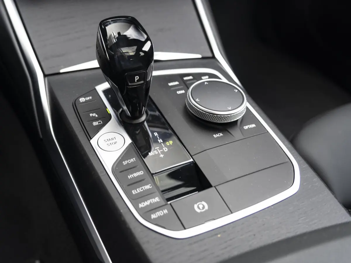 330e | M Sport | Innovationspakket | Harman Kardon | Comfort Access | Achteruitrijcamera | Laserlight | Panoramadak | Head-Up Display | 18''